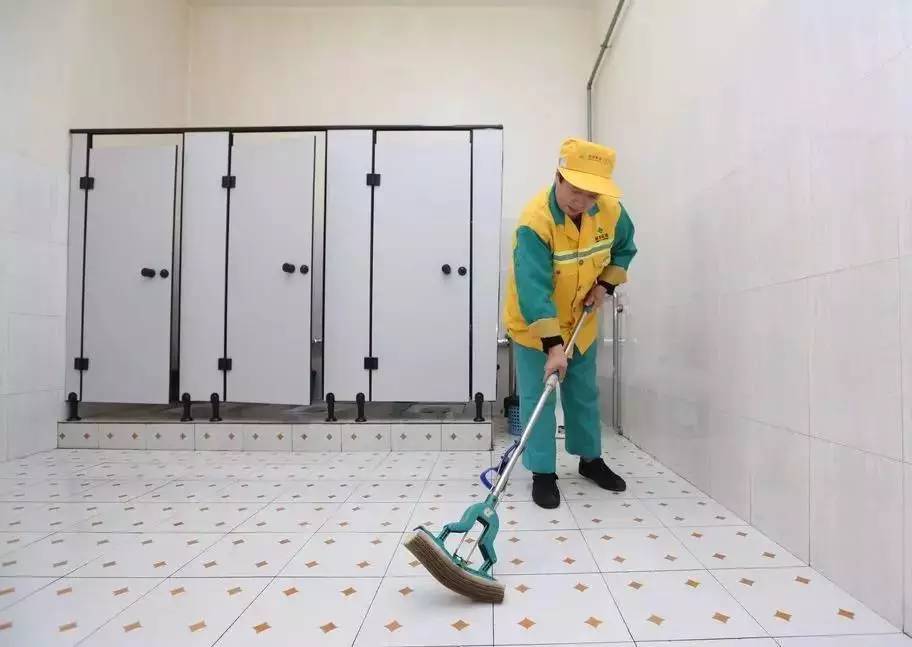 公廁方便遇女保潔 男網友:嚇得提著褲子就跑出來了