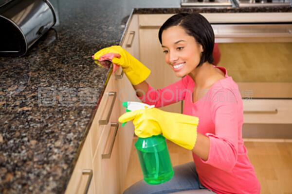微笑的黑發(fā)清潔廚房柜臺(tái)