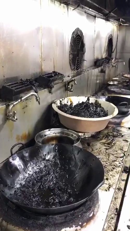 廚房油煙機(jī)清洗 不看不知道，廚房的油煙真的很臟！