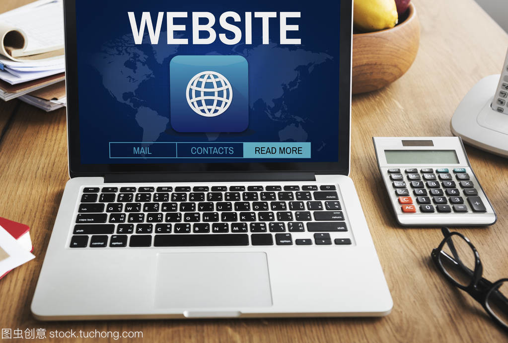 筆記本電腦屏幕上的文本與網(wǎng)頁設計 清晰易讀的用戶體驗之道